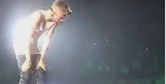 Justin Bieber sufre un mareo durante concierto en Londres