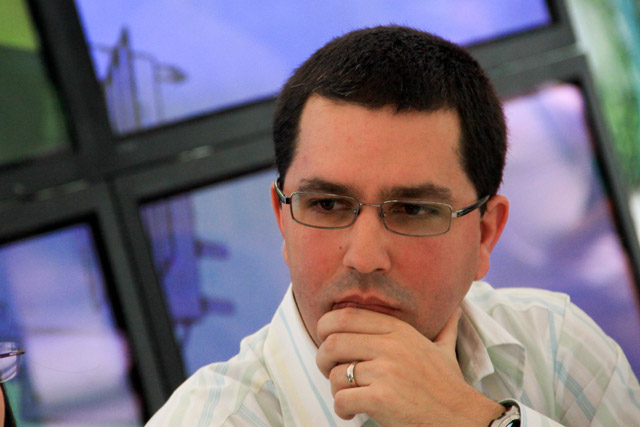 Arreaza reitera disposición de Venezuela de ofrecer asilo a Snowden