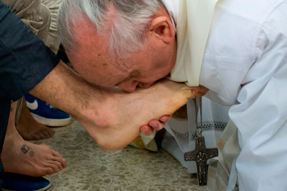 El Papa hace gesto sin precedentes al lavar los pies a dos musulmanes