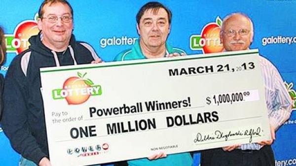 Ganó un millón de dólares y lo compartió con sus amigos