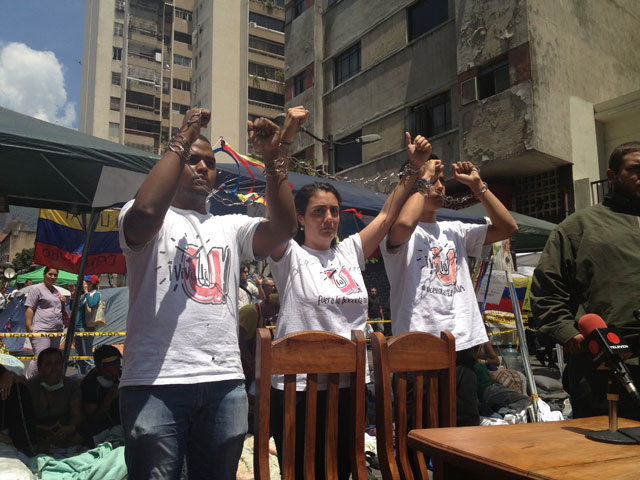 Ascienden a 54 los estudiantes encadenados en Chacao (FOTOS)