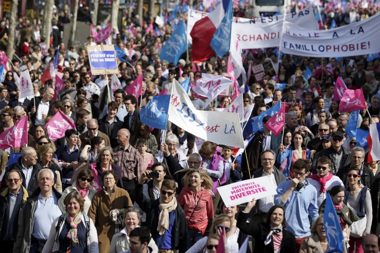 Opositores y partidarios del matrimonio homosexual toman las calles de París