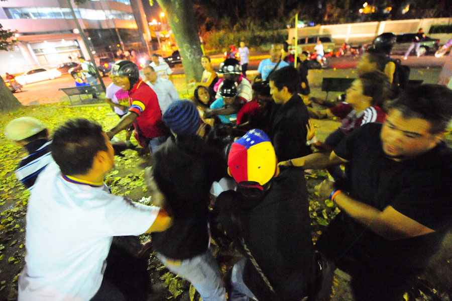 Mientras Nicolás hablaba de paz, chavistas atacaron a tiros, palos y molotov a los estudiantes (Fotos exclusivas)