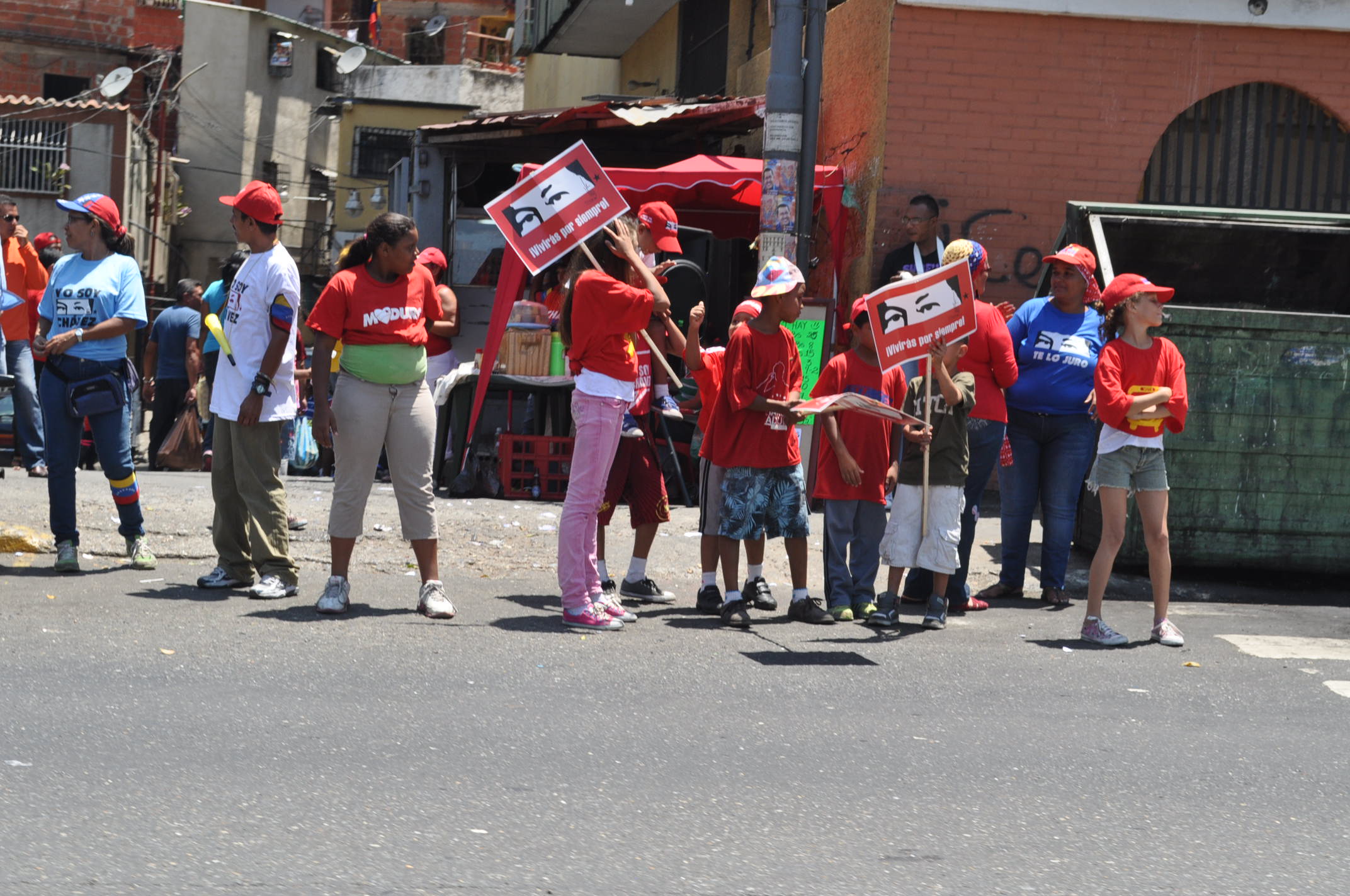 Frente al Cuartel de la Montaña también hacen campaña (Foto)