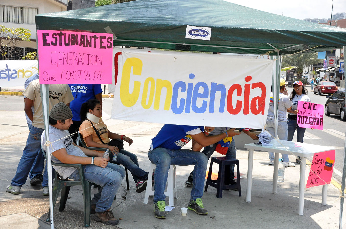 Estudiantes se encuentran en principal de Las Mercedes (Fotos)