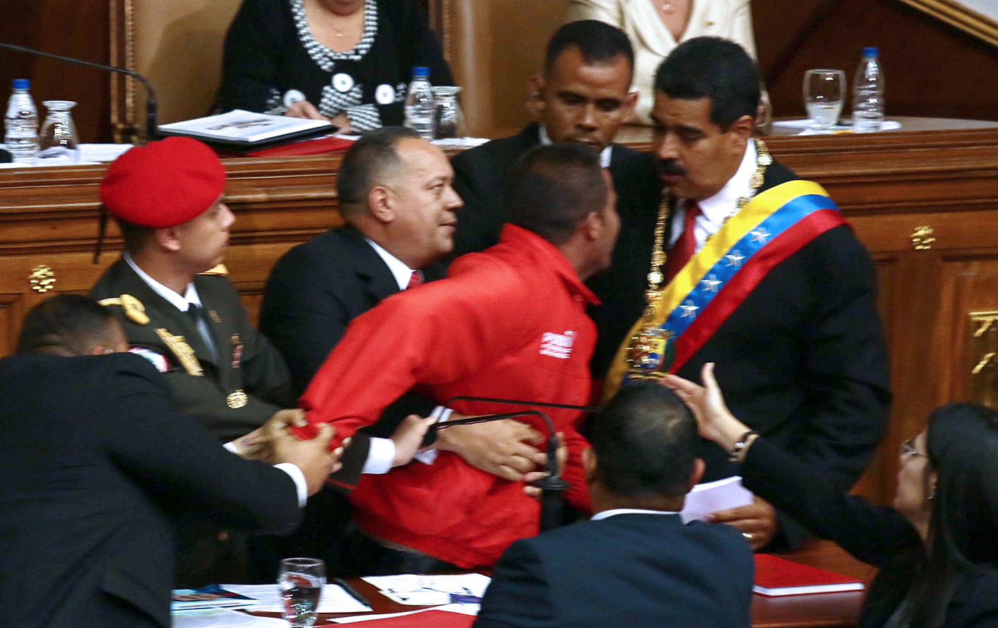 Un espontáneo interrumpe a Maduro, y éste reclama el fallo en la seguridad: Me pudieron dar un tiro (FOTOS + VIDEO)