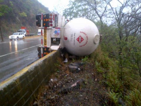 Reportan gandola volcada en la ARC sentido Caracas (Fotos)