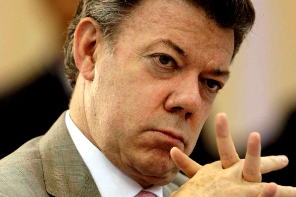 Santos devuelve tierras a los campesinos en la cuna del paramilitarismo