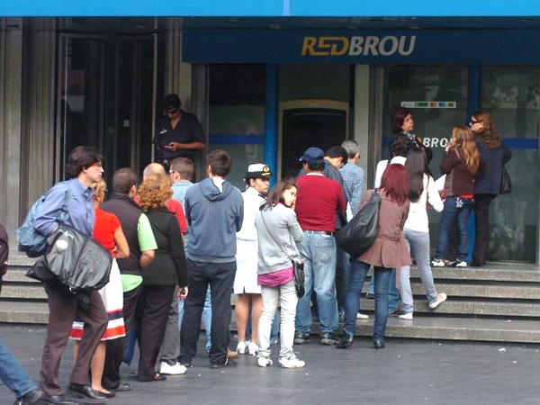 Argentinos se las ingenian para conseguir dólares en Uruguay