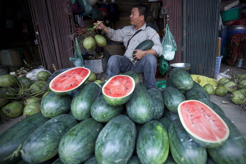 Así venden la patilla en Vietnam (Foto)