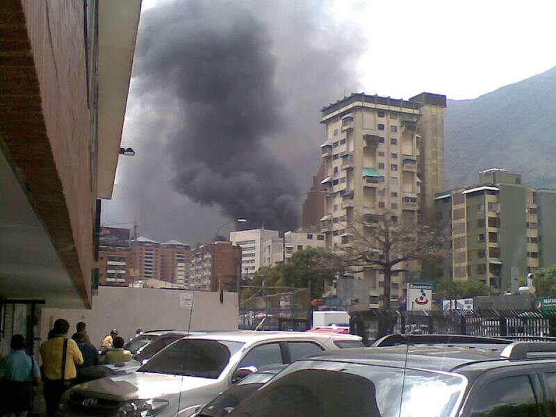 Incendio en Los Dos Caminos deja un lesionado (Fotos)