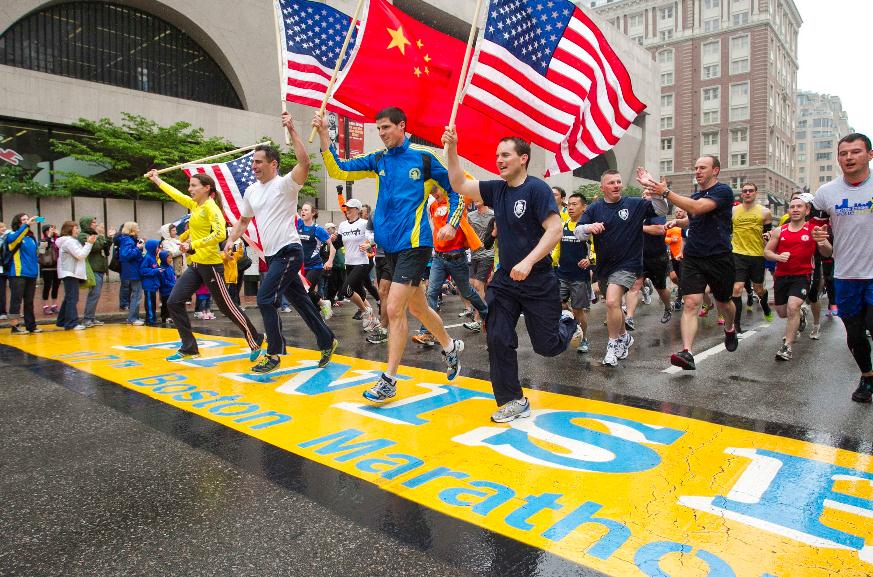 Miles de personas corren últimos kilómetros de maratón de Boston