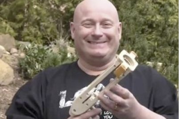 Esta es la pistola que dispara condones al pene y te los pone