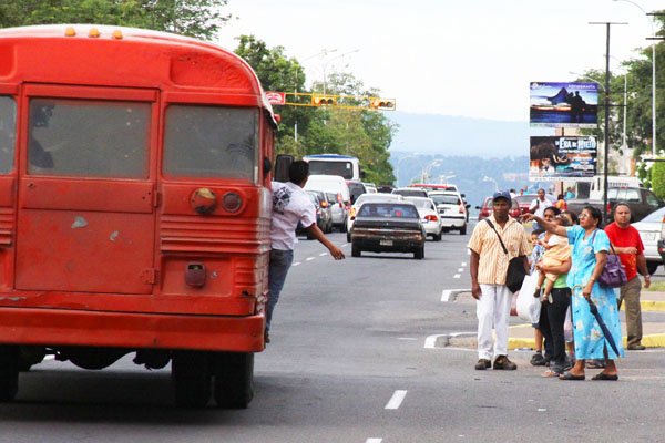 Transportistas piden aumento de pasaje y usuarios se quejan