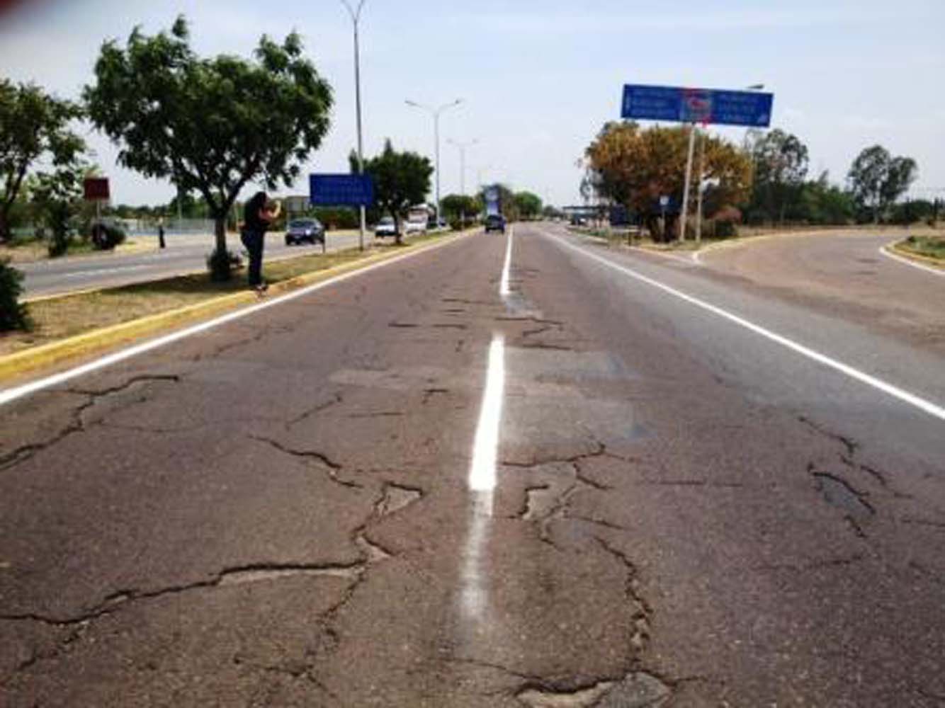 Pintaron y señalizaron la Lara-Zulia sin tapar los huecos (eficiencia cero + FOTOS)