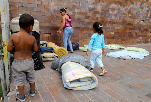 Diez madres en huelga de hambre para exigir viviendas en Aragua