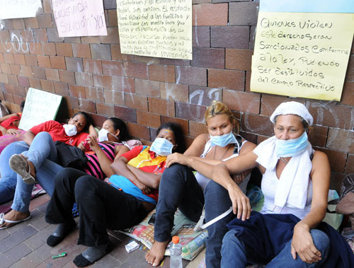 Mujeres mantienen huelga de hambre frente a la Gobernación de Aragua