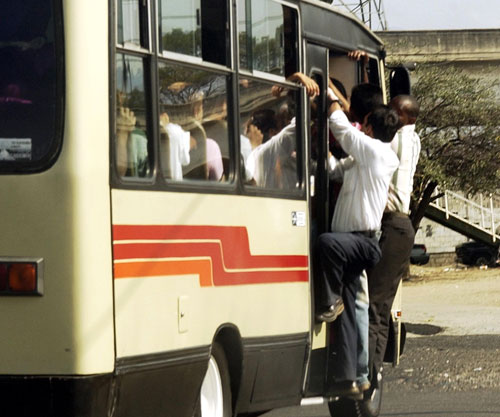 Murió al lanzarse del autobús que atracaban