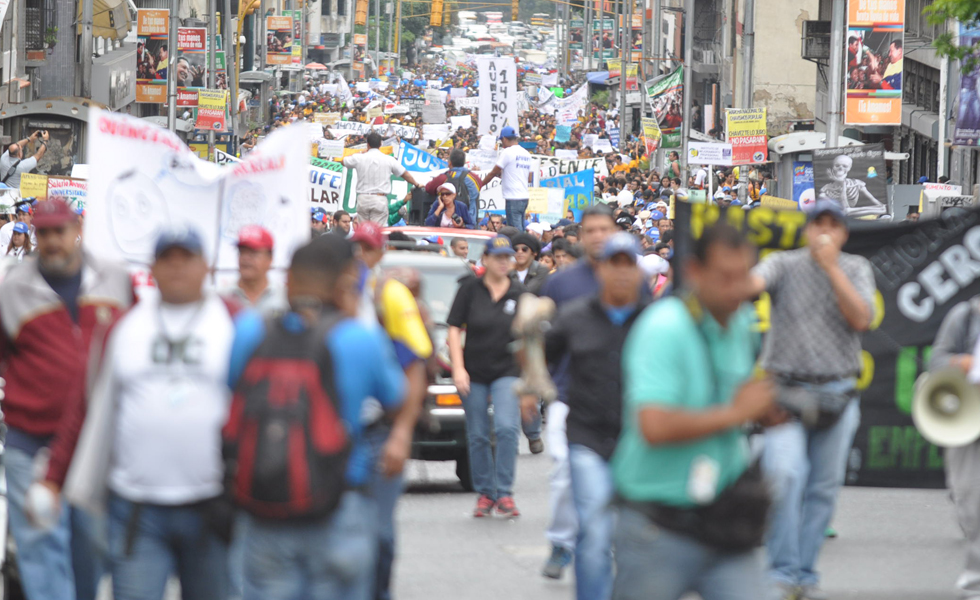 Gobierno y oposición saldrán a las calles este sábado