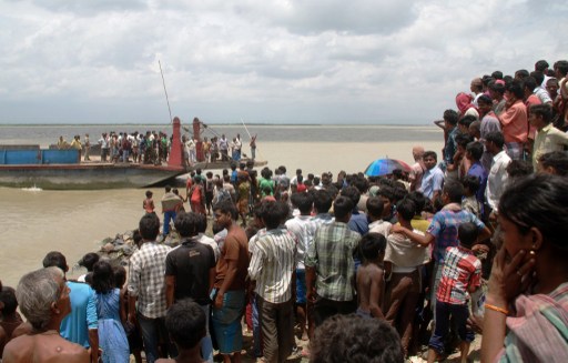 Dos muertos y 25 desaparecidos al naufragar un ferry (Fotos)