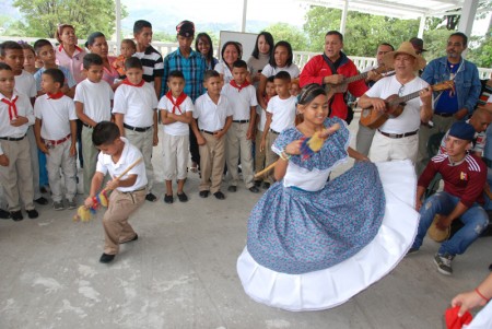 Con cantos y ofrendas rinden homenaje a San Antonio