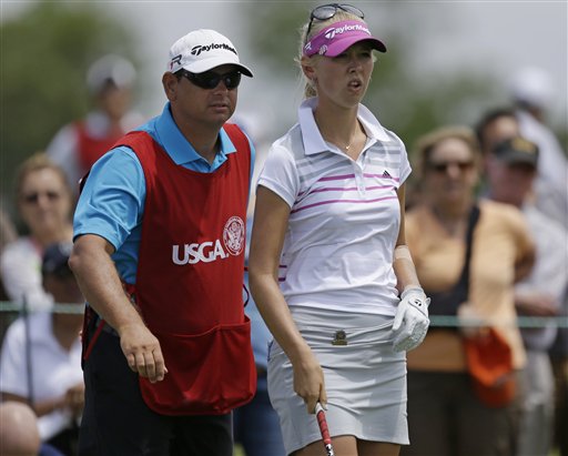 Golfista reemplaza al caddie por su novio