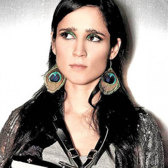 Julieta Venegas es enfrentada por su ex suegra (Video)