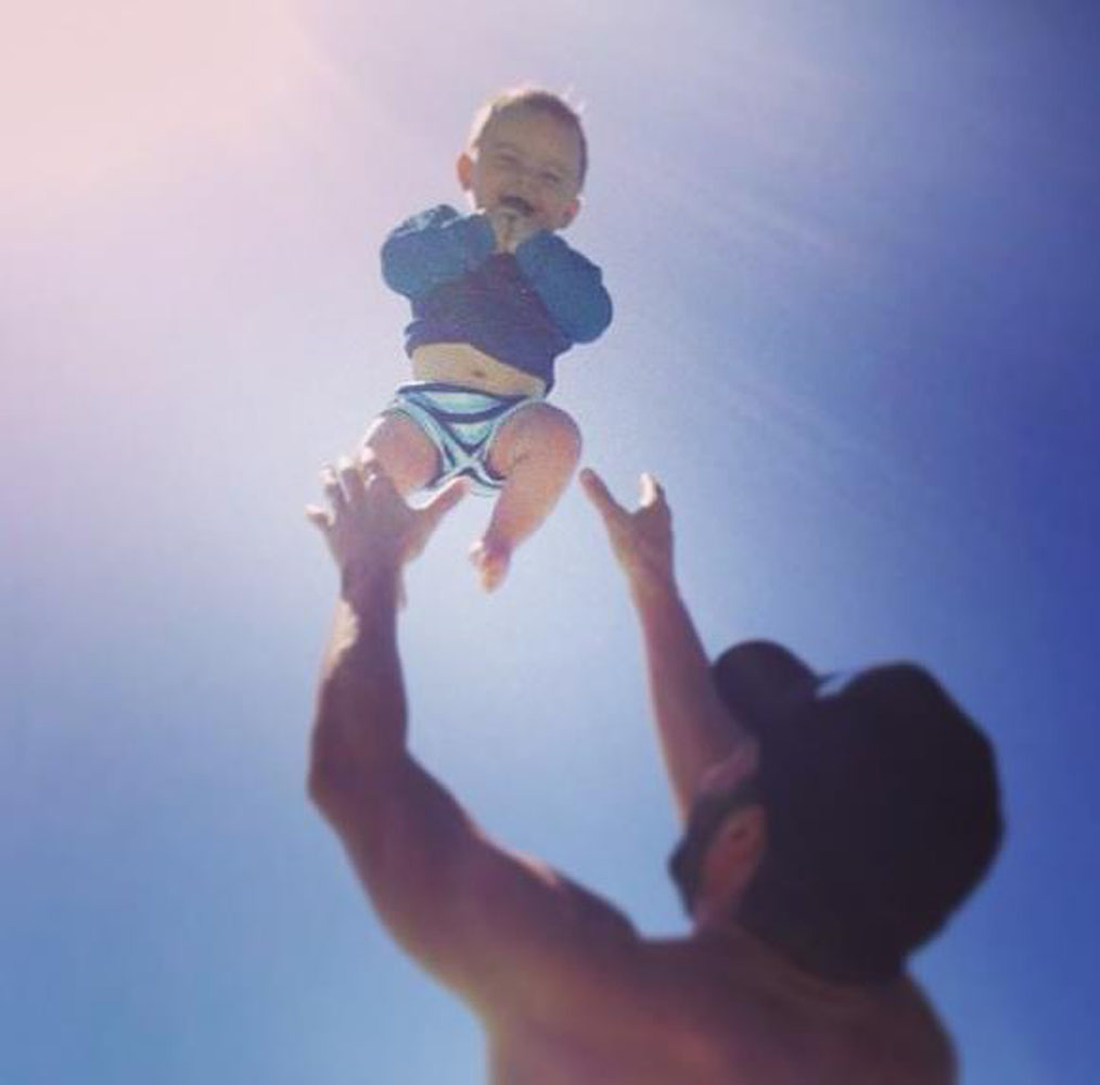 Juan Pablo Raba disfrutando de un día de sol en la playa (Fotos + Ufff )