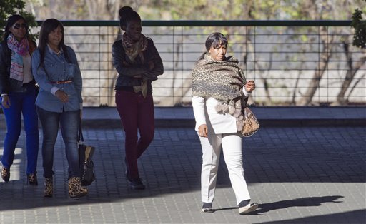 Familiares y ministros visitan a Mandela