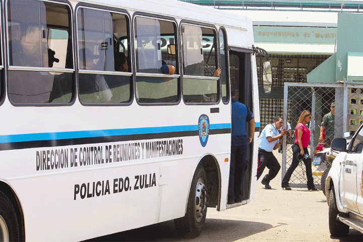 Con ayuda de seis policías los reos salían y entraban al retén