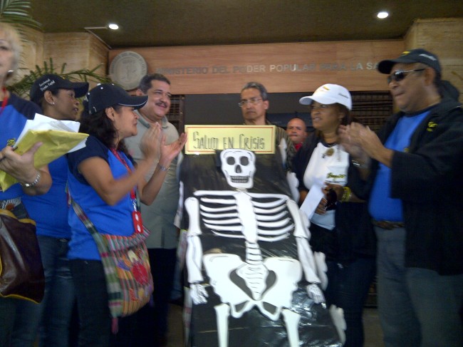 Trabajadores protestan con un ataúd frente a MinSalud (Foto)