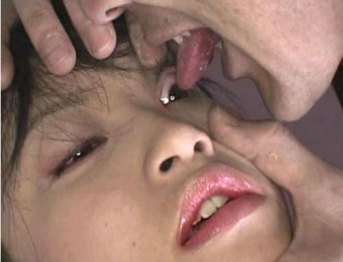 Lamerse los ojos, la nueva técnica de seducción japonesa (Video)