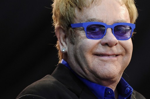 Elton John cancela compromisos por apendicitis