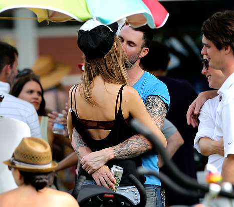 Adam Levine se compromete con esta sexy angelita de Victoria’s Secret