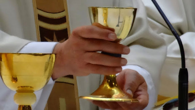 Cura inglés no pudo oficiar boda ¡estaba borracho!