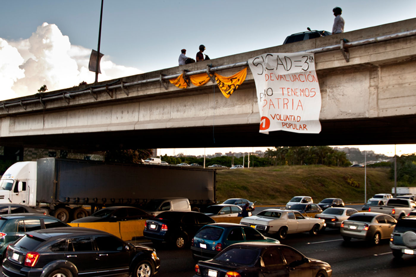 Voluntad Popular protestó por el Sicad en el Distribuidor Altamira (Fotos + #golpealestómago)