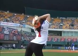 Esto es lo que pasa si juntas la gimnasia con el béisbol (Video + OMG)