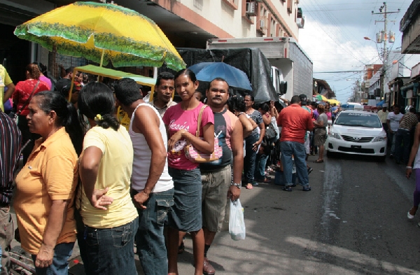 Carupaneros se acostumbraron a kilométricas colas para comprar comida