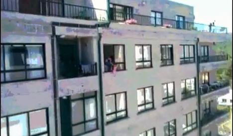 Amenaza con lanzar a su bebé por la ventana para molestar a su esposo (Video + WTF)