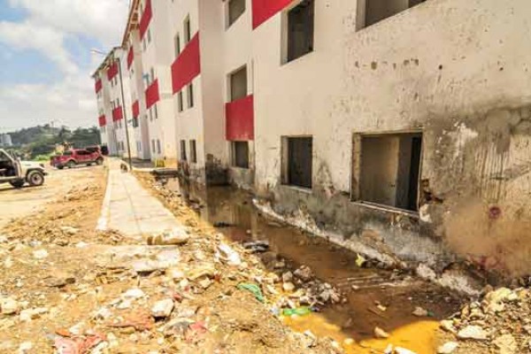 Mira como se está cayendo este edificio de la Misión Vivienda (Fotos + desalojo)