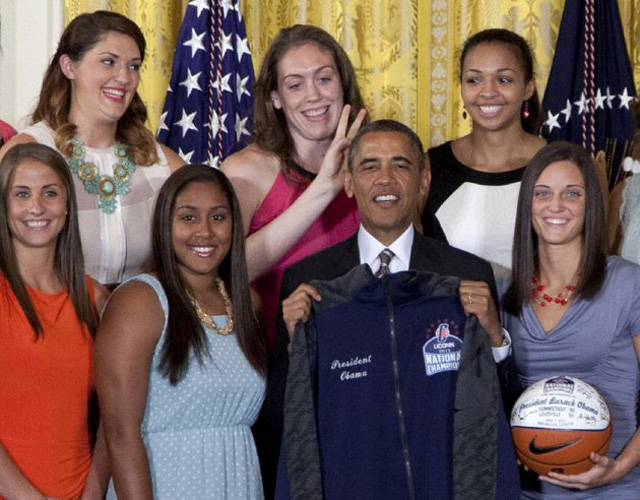 Le ponen orejas de conejo a Obama