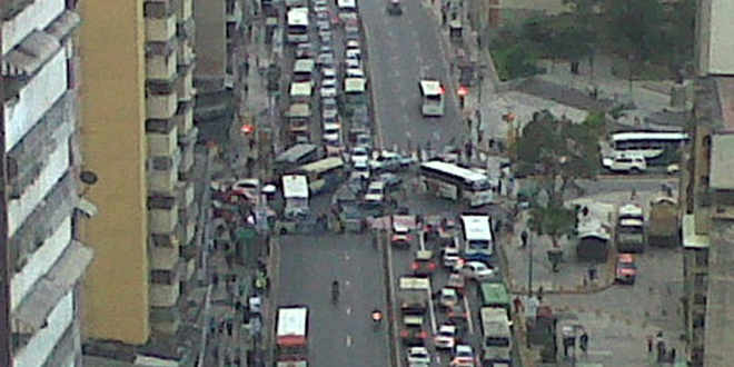 Colapsada la avenida San Martín por protesta de buhoneros