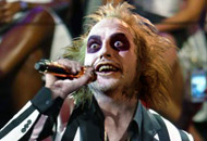 Y así es como “nalguitas de pollo” Cyrus se perreó a Beetlejuice (FOTO)