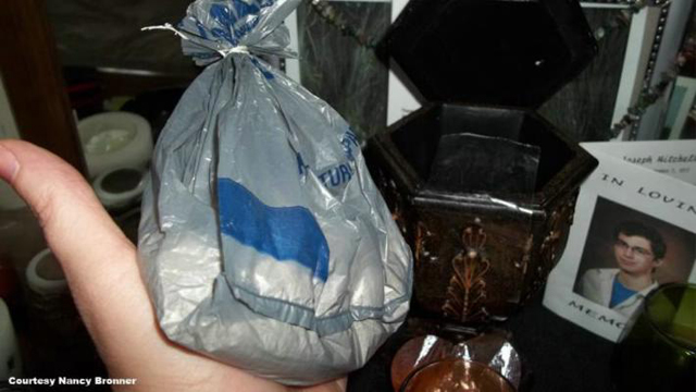 Madre recibe cenizas de su hijo en una bolsa de supermercado (Foto)