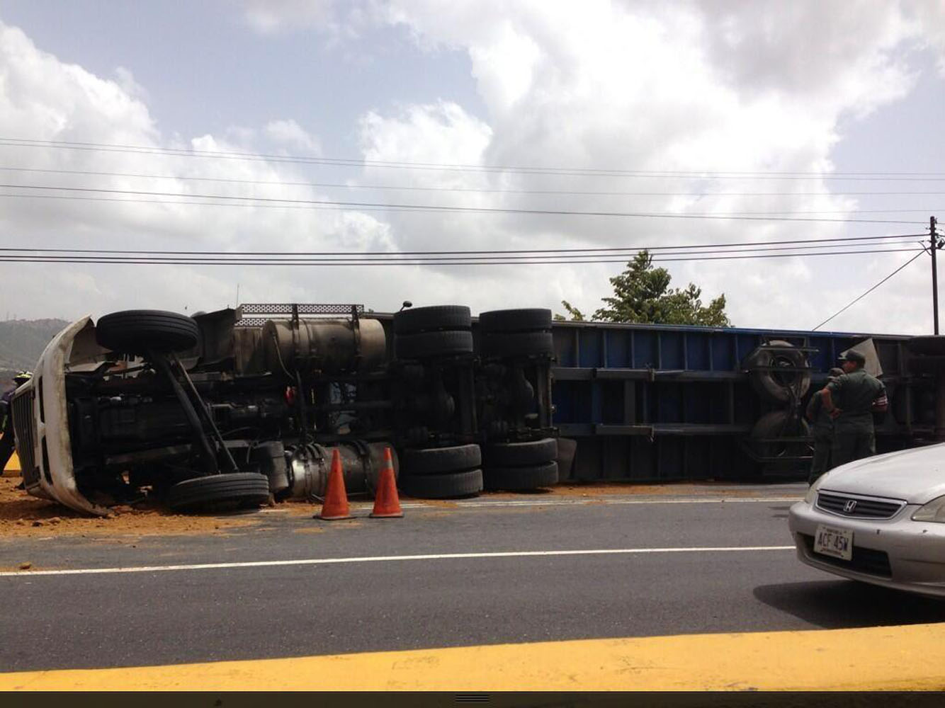 Gandola volcada en la bajada de Tazón tranca el paso hacia Caracas (Fotos)