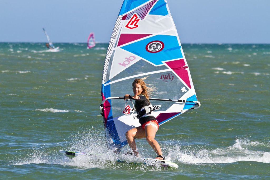 Venezolana dictará clínica internacional de windsurf en Grecia