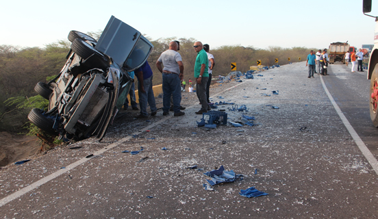 Un carro se volcó al ser sorprendido por una lluvia de cervezas