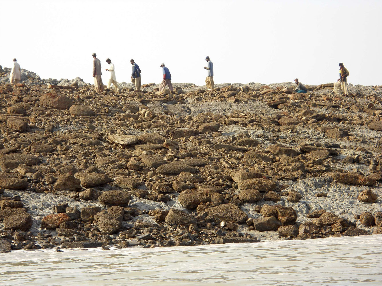 Una isla nace en el mar tras el terremoto en Pakistán (Fotos)