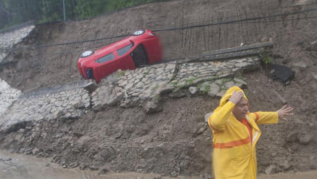 Ingrid toca tierra en México debilitada a tormenta tropical (Fotos)