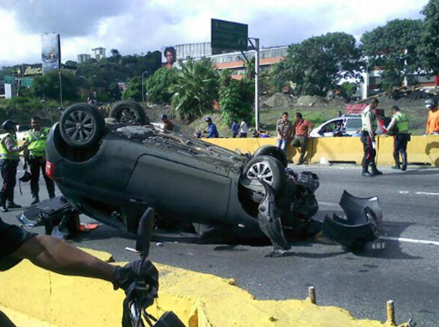 Fuerte accidente en el distribuidor Los Ruices (Foto)